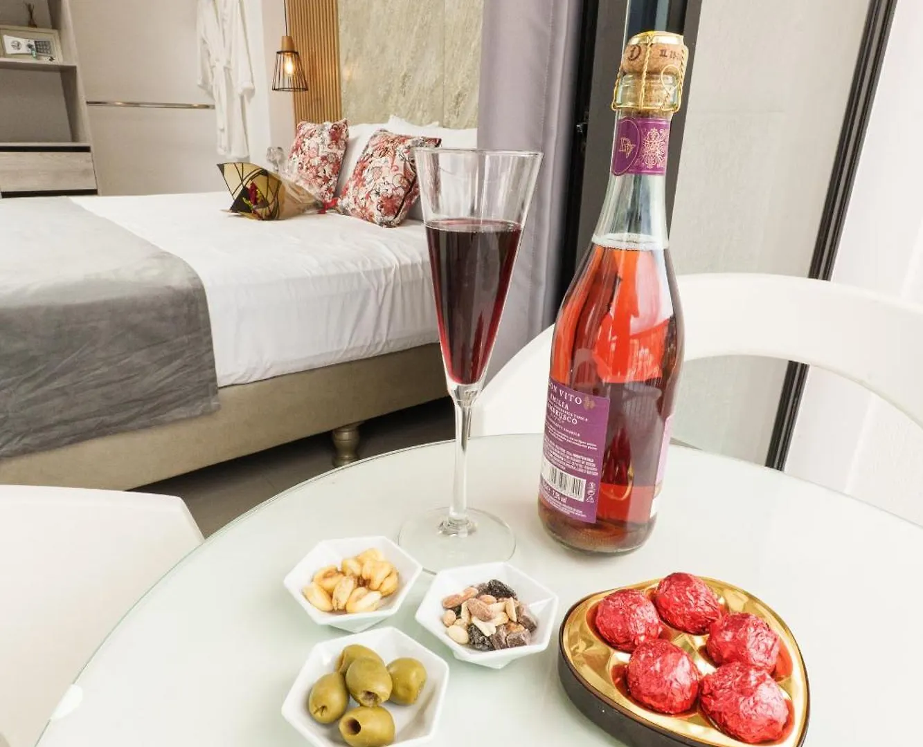 Hotel On By Zenya Host Cali