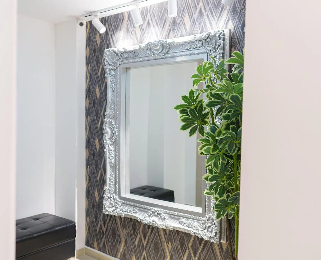 Hotel On By Zenya Host Cali